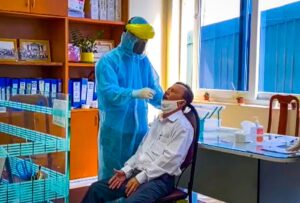Người lao động đang được lấy mẫu tại trụ sở công ty