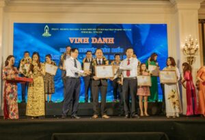 Ông Phạm Văn Triêm (*) – Chủ tịch HĐQT Công ty CP ĐT & XD Tân Phước Thịnh được Chủ tịch UBND tỉnh Bà Rịa – Vũng Tàu trao tặng Bằng khen