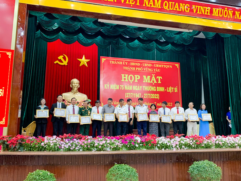 Ông Hoàng Vũ Thảnh - Phó Bí thư Thành ủy Chủ tịch UBND TP. Vũng Tàu tặng Giấy khen cho các cá nhân đã có thành tích xuất sắc trong thực hiện phong trào “Đền ơn đáp nghĩa”.
