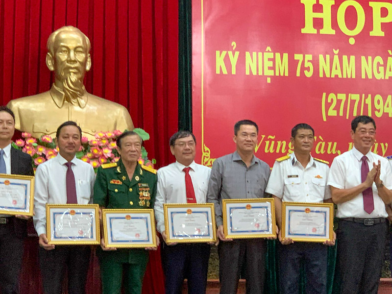 Ông Phạm Văn Triêm (đứng thứ 2 từ trái sang) nhận Giấy khen từ UBND TP. Vũng Tàu
