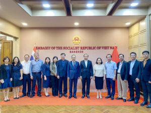 Ông Phạm Văn Triêm (dấu *) chụp hình lưu niệm cùng Lãnh đạo tỉnh Bà Rịa – Vũng Tàu và Đại sứ quán Việt Nam tại Thái Lan
