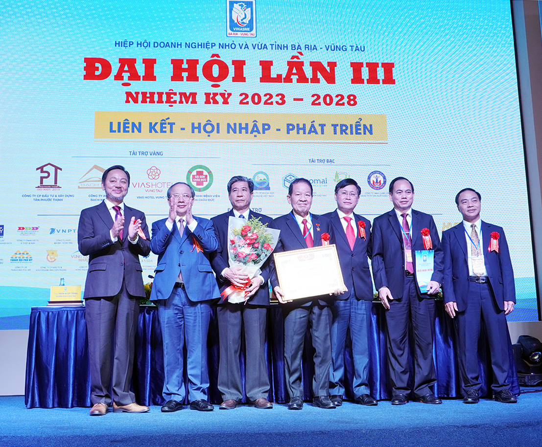 Ông Nguyễn Văn Thân, Chủ tịch Hiệp Hội DNNVV Việt Nam trao Bằng khen cho Hiệp hội DNNVV tỉnh.