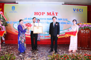 Từ phải sang trái, ông Nguyễn Hồng Lĩnh-Ủy viên dự khuyết Trung ương Đảng-Phó Bí thư tỉnh Ủy-Chủ tịch HĐND tỉnh BR-VT;ông Phạm Văn Triêm-Bí thư Chi bộ-Chủ tịch HĐQT Công ty Tân Phước Thịnh và Bà Vũ Thị Thu Hà-Giám đốc VCCI-Chi nhánh Vũng Tàu
