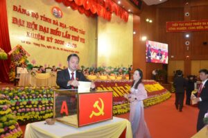 Đồng chí Phạm Văn Triêm - Bí thư Chi bộ, Chủ tịch HĐQT Công ty CP Tân Phước Thịnh, bỏ phiếu bầu tại đại hội.