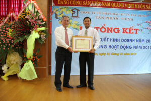 Đ/c PHẠM VĂN TRIÊM-Chủ tịch HĐQT thay mặt Công ty đón nhận Giấy khen của KHO BẠC NHÀ NƯỚC