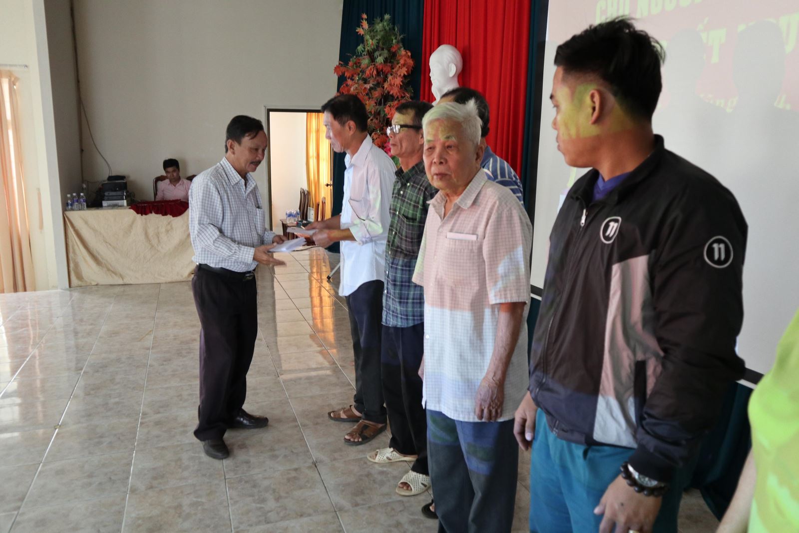 Ông Phạm Văn Triển-Phó TGĐ Công tyTrao quà tết cho bà con sinh sống trên địa bàn Tp. Vũng Tàu
