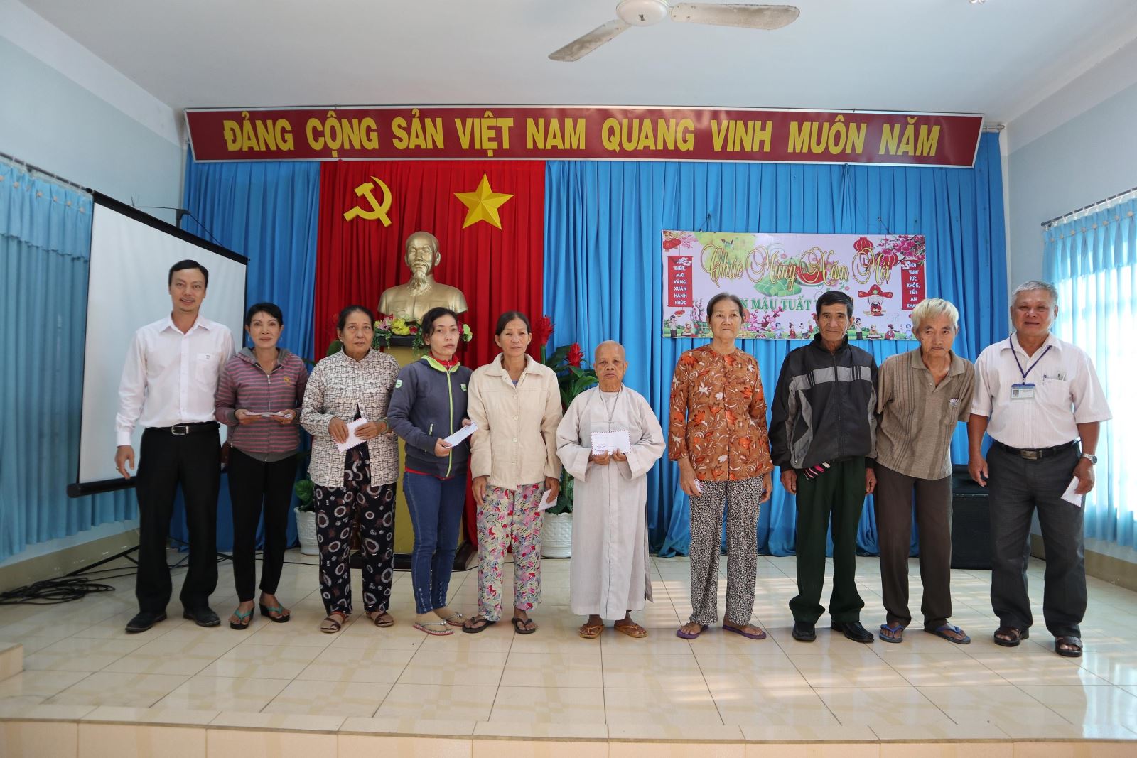 Ông Phạm Văn ThuậnGĐ Nhà máy gạch không nung An Ngãi-T.P.T
(Người áo trắng bên trái ảnh)
Trao quà tết cho bà con sinh sống trên địa bàn
xã An Ngãi, huyện Long Điền, tỉnh BR-VT