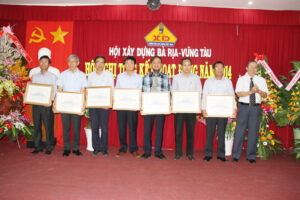 Đ/c Phạm Văn Triêm(người thứ 4 từ phải sang) đón nhận Bằng Khen củaTổng Hội Xây dựng Việt Nam