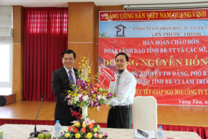 Ông Phạm Văn Triêm-Chủ tịch HĐQT Công ty Tân Phước Thịnh (bên phải ảnh)