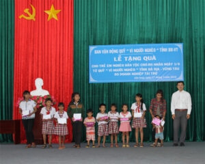 ông Tăng Trình Triển-Trưởng phòng HCNS Công ty Tân Phước Thịnh đại diện lãnh đạo Công ty trao quà cho các cháu