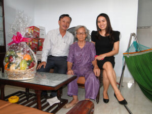 ông Phạm Văn Triển-Phó TGĐ Công ty (bên trái) và bà Vũ Thị Thu Hà-Bí thư Chi đoàn Công ty (bên phải) chụp ảnh lưu niệm cùng Mẹ VNAH Nguyễn Thị Đận dịp năm mới 2016