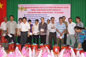 * ông Phạm Văn Triển-Phó TGĐ Công ty Trao quà tết cho bà con ở phường 5, Tp. Vũng Tàu