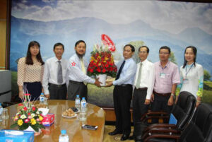 ông Phạm Văn Triêm (*) Chủ tịch HĐQT Công ty Tân Phước Thịnh đón nhận lẵng hoa tươi thắm do ông Mai Ngọc Thuận-Bí thư Thành ủy Vũng Tàu trao tặng