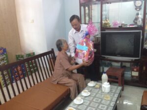Ông Phạm Văn Triển-Phó TGĐ Công ty tặng quà chúc mừng Ngày Phụ nữ Việt Nam 20/10 cho mẹ VNAH Nguyễn Thị Đận