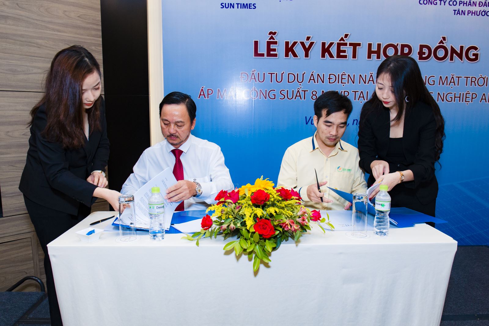 Ông Phạm Văn Triêm – Chủ tịch HĐQT Công ty Cổ phần Đầu tư và Xây dựng Tân Phước Thịnh ( người ngồi bên trái ) và Ông Tạ Ngọc Phương Nam ( người ngồi bên phải ) –Giám đốc CÔNG TY CỔ PHẦN NĂNG LƯỢNG SUN TIMES cùng ký kết hợp đồng hợp tác.