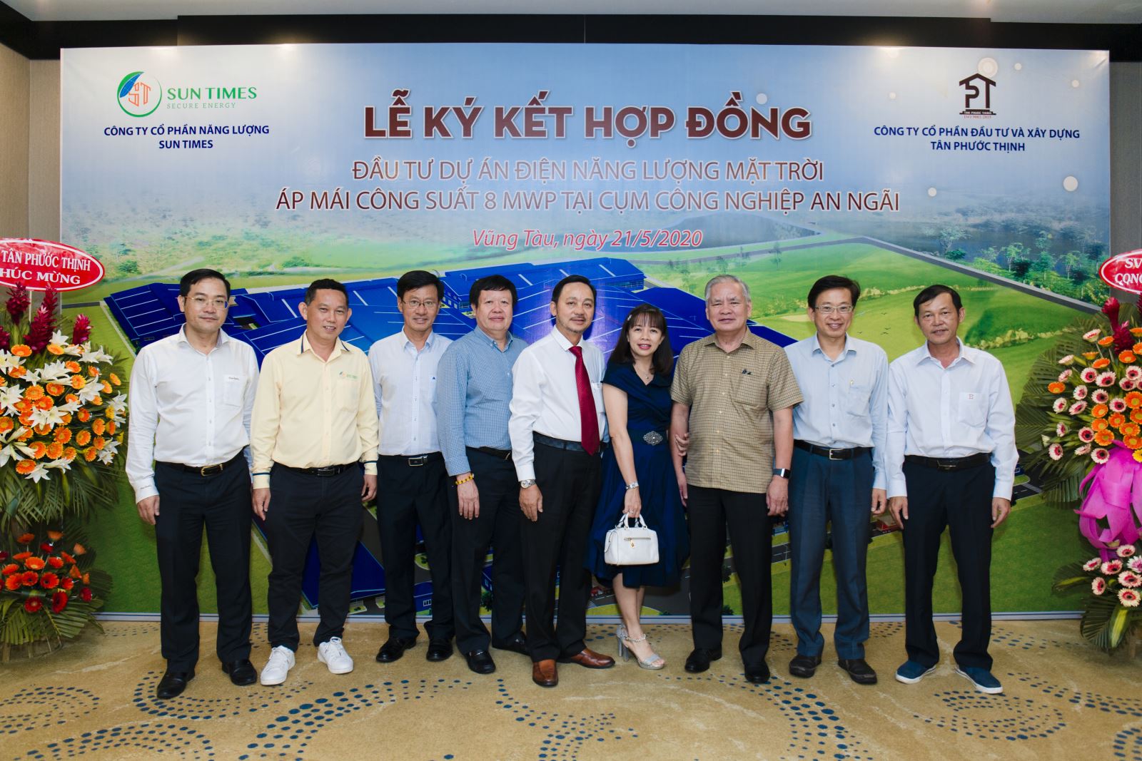 Đại diện hai công ty chụp hình lưu niệm cùng các khách mời.